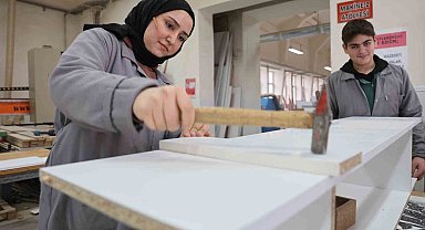 Mobilya bölümünün tek kız öğrencisi: Kulağında kalem elinde çekiç, erkeklere taş çıkartıyor
