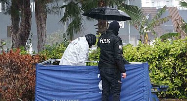 Mobilya ustası parkta ölü bulundu, ceset şemsiye altında incelendi