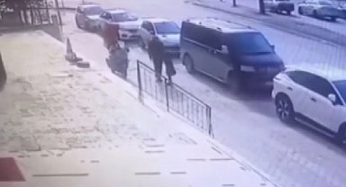 Motokurye boğazına şeker kaçan çocuğu heimlich manevrası ile kurtardı