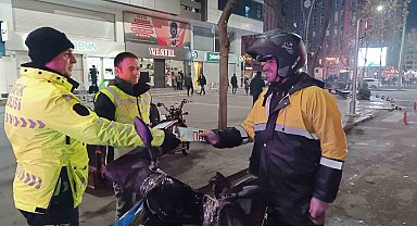 Motosiklet sürücülerine 'Hızını azalt ömrünü uzat' broşürü dağıtıldı