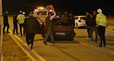 Motosiklet sürücüsü kazada öldü, yakınları çarpan otomobili parke taşıyla parçaladı