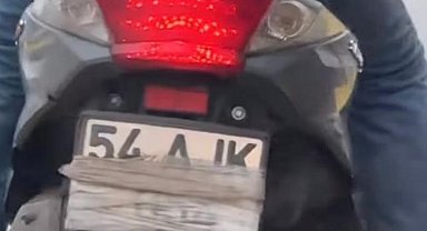 Motosikletin plakasını kapatarak gezen sürücü polise yakalandı