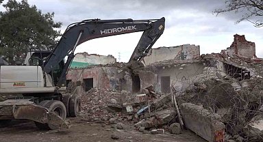 Muratoba'da metruk bina kontrollü şekilde yıkıldı