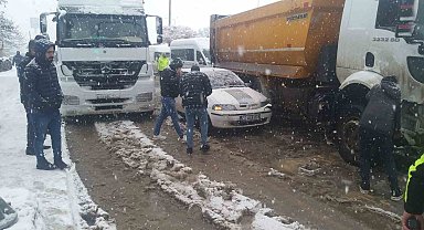 Muş'ta 3 aracın karıştığı zincirleme kaza meydana geldi