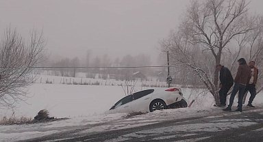 Muş'ta bir otomobil yağışın etkisi ile yoldan çıktı