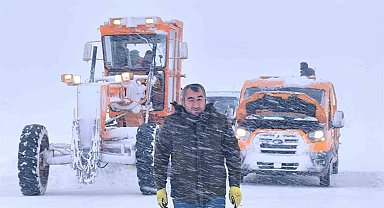 Muş'ta kar ve tipi nedeniyle mahsur kalan 10 araç kurtarıldı