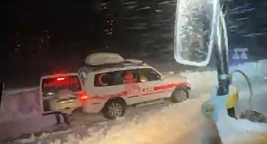 Muş'ta sağlık ve VEDAŞ ekipleri kurtarıldı