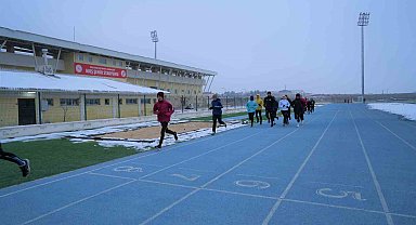 Muş'ta soğuk hava sporcuları durduramadı: Avrupa Kros Şampiyonası hazırlıkları sürüyor