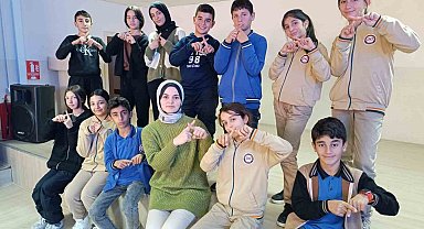 Öğrenciler engelleri kaldırmak için 'İşaret Dili' öğreniyor