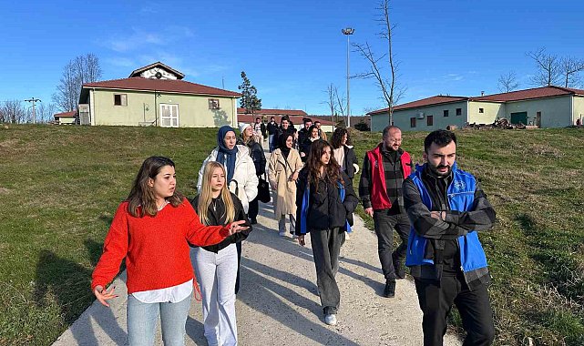 Öğrenciler, sokak hayvanları merkezini inceledi