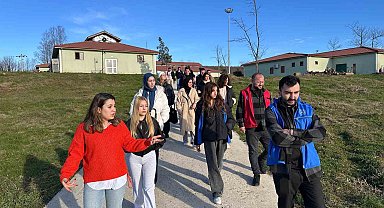 Öğrenciler, sokak hayvanları merkezini inceledi