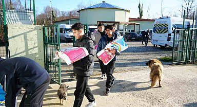 Öğrencilerden sokak hayvanlarına 225 kilo mama bağışı