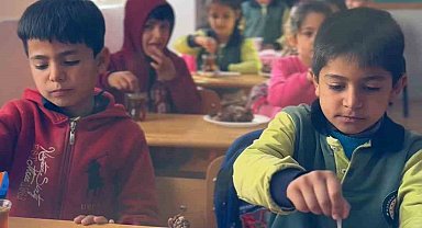 Öğrencileriyle birlikte orcik yaptı, sosyal medyada milyonlar izledi