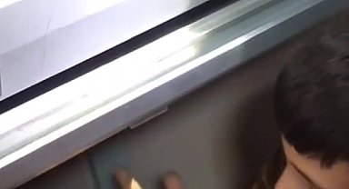 Öğrencinin parmağı akıllı tahtanın çerçevesine sıkıştı