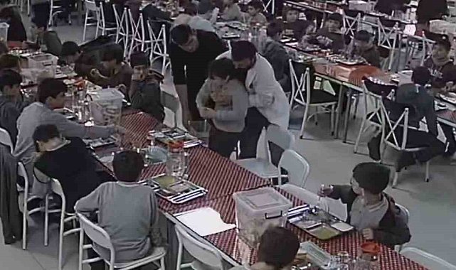 Öğretmenin Heimlich manevrası öğrenciyi kurtardı