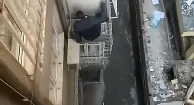 Örümcek gibi binaya tırmanan hırsız böyle görüntülendi