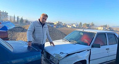 Osmaniye'de kontrolden çıkan pikap oto galerideki araçlara çarptı