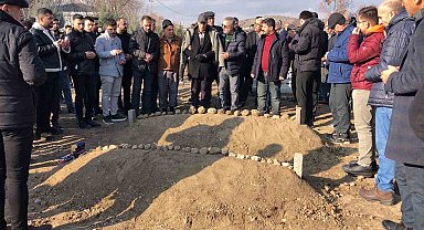 Otobüs kazasında hayatını kaybeden genç çift, yan yana defnedildi