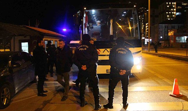 Otobüsün yatak kısmında yakalanan kaçak göçmenlerle ilgili 2 sürücü tutuklandı