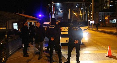 Otobüsün yatak kısmında yakalanan kaçak göçmenlerle ilgili 2 sürücü tutuklandı