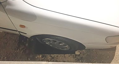 Otomobil açık bırakılan çukura girdi