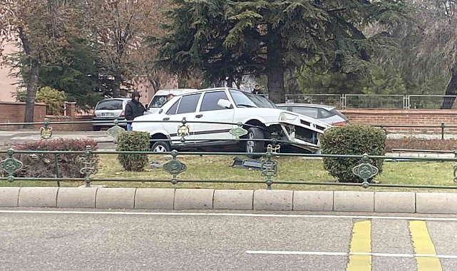 Otomobil bariyerlere çarpıp refüje çıktı