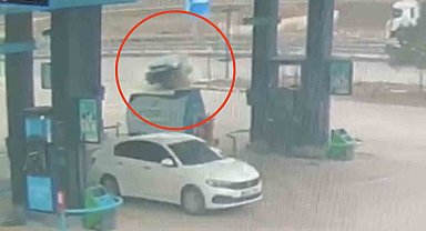 Otomobil benzinliğe daldı, facianın eşiğinden dönüldü: 3 yaralı