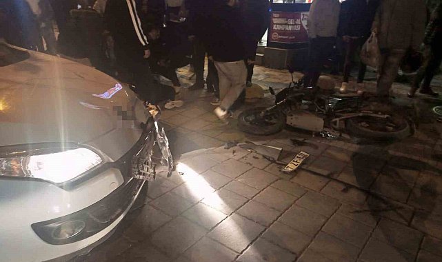 Otomobil ile motosikletin çarpıştığı kaza güvenlik kamerasında: 2 yaralı