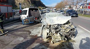 Otomobil, lastiği patlayan hafif ticari araca arkadan çarptı: 1 yaralı