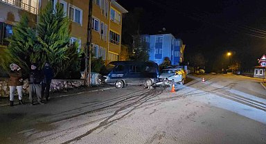 Otomobil park halindeki panelvan minibüse çarptı: Alkollü sürücü yaralandı