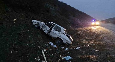 Otomobil şarampole devrildi: 2 yaralı