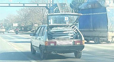 Otomobilin bagajındaki düzensiz yüklerle trafiği tehlikeye attı
