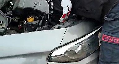 Otomobilin kaputuna giren kedi yavrusunu itfaiye ekipleri kurtardı