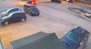 Otomobille çarpışan dolmuşun devrildiği anlar kamerada