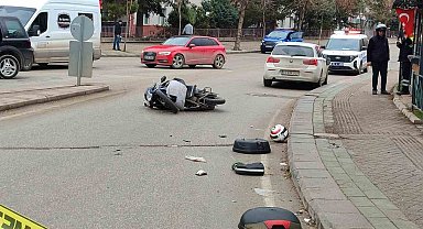 Otomobille çarpışan motosiklet sürücüsü ağır yaralandı