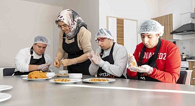 Özel bireyler, Mutfak Atölyesi'nde yemek pişirmeyi öğreniyor