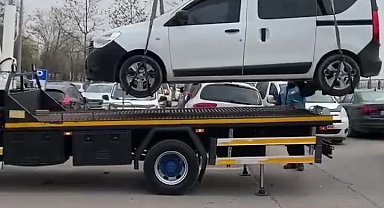 Özel bireylerin aracını park edemediğini fark eden zabıtadan örnek müdahale