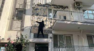 Paralarını alamadıkları dairenin dış cephesini söktüler