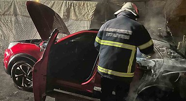 Park halindeki otomobil alev topuna döndü