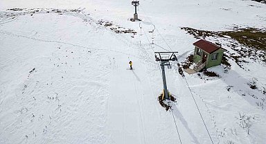 Perşembe Yaylası'nın göz alıcı manzarasında kayak keyfi