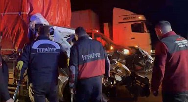 Pikap tırın dorsesine çarptı: 2 yaralı