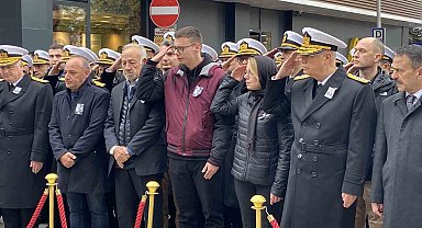 Pilota oğlu ve eşinden asker selamıyla veda