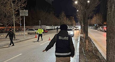 Polis yol uygulamasında kaçak alkol ve uyuşturucu ele geçirdi