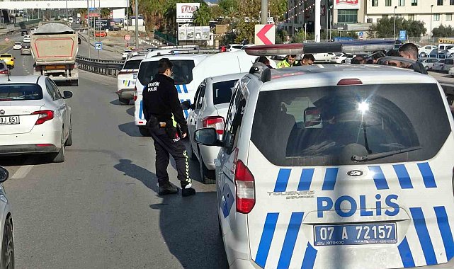 Polisin lastiklerini patlatarak durdurduğu ehliyetsiz sürücü: "Ehliyetsiziz diye araba mı kullanmayalım"