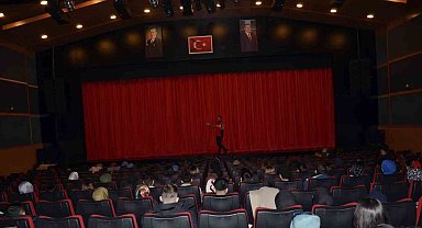Polisten üniversite öğrencilerine tiyatro etkinliği