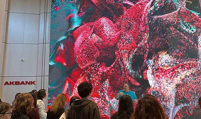 Refik Anadol'un yapay zeka eseri öğrencilerle buluşuyor