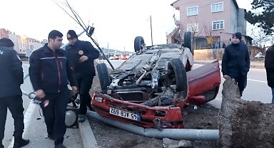 Refüje çıkıp ters dönen otomobilin sürücüsü yaralandı