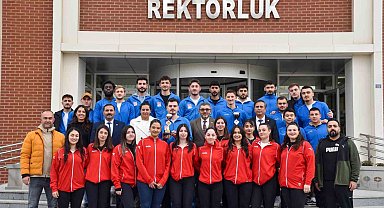 Rektör Kaplancıklı, futbol ve voleybol takımıyla ile bir araya geldi