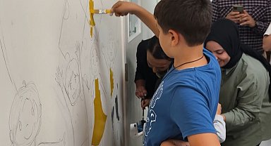 Resim kursunda kendini geliştiren otizmli Ömür Kaan, şimdi koridorları boyuyor