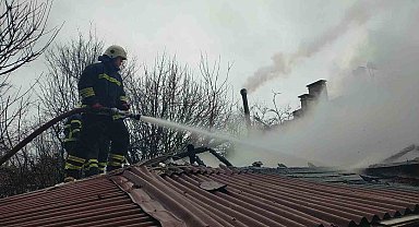 Rüzgarın etkisiyle büyüyen yangın evi küle çevirdi